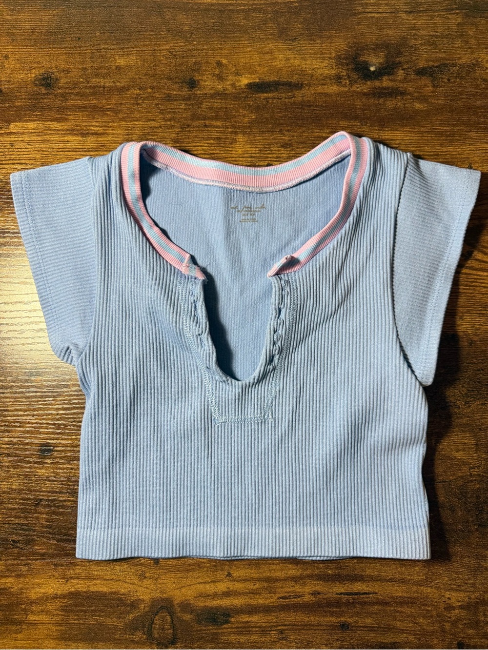 Urban Outfitters cropped Ribbed Short Sleeve Top in LT Blue with Pink Trim. S/XS